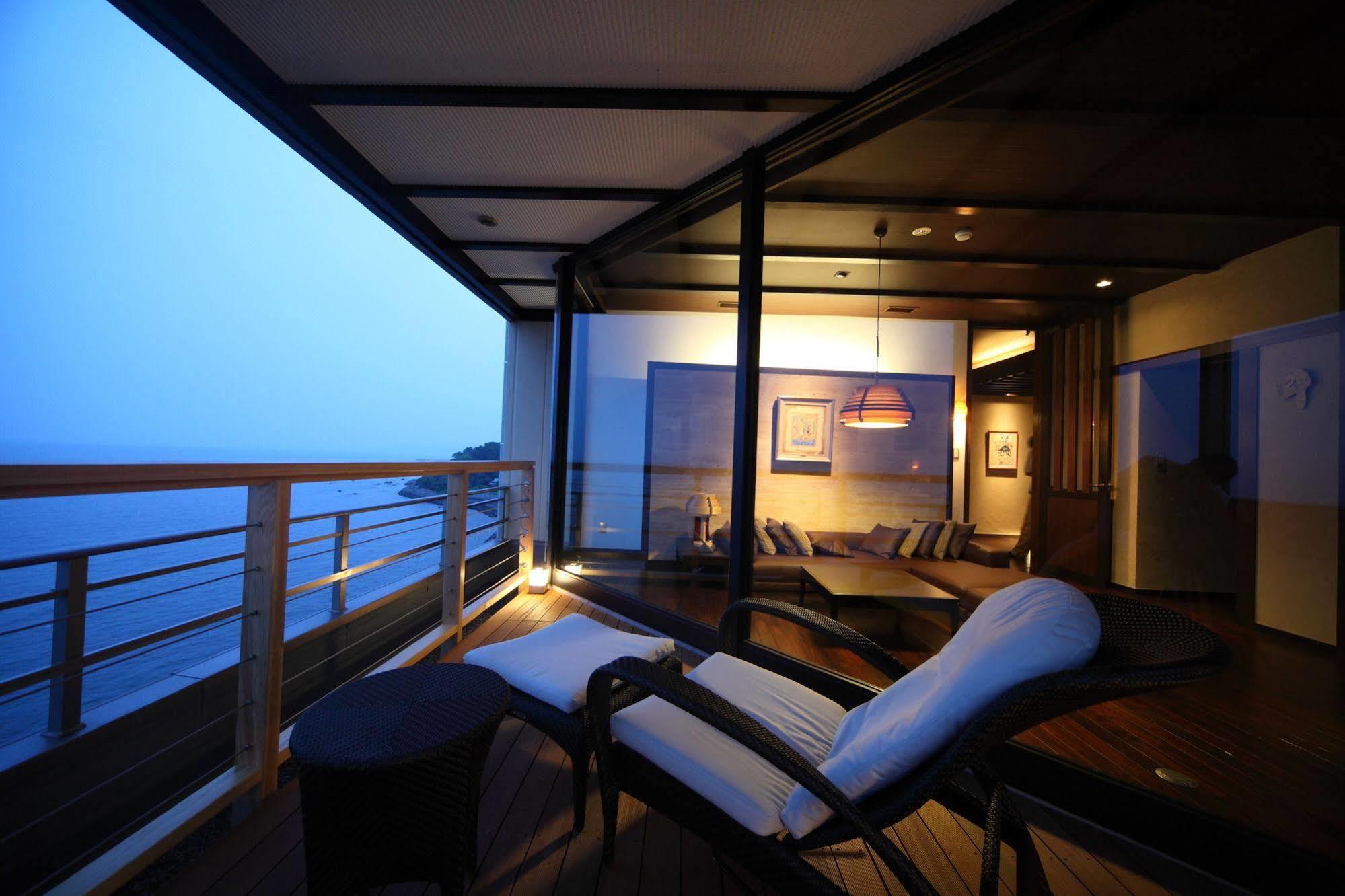 Amane Resort Seikai Beppu Dış mekan fotoğraf The balcony of a suite on the World Voyager